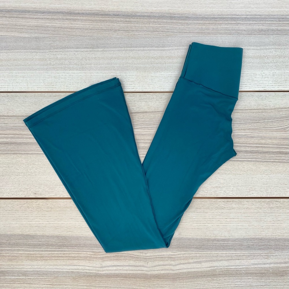 OFFLINE By Aerie Real Me Xtra Flare Legging Size Medium - Picture 4 of 5